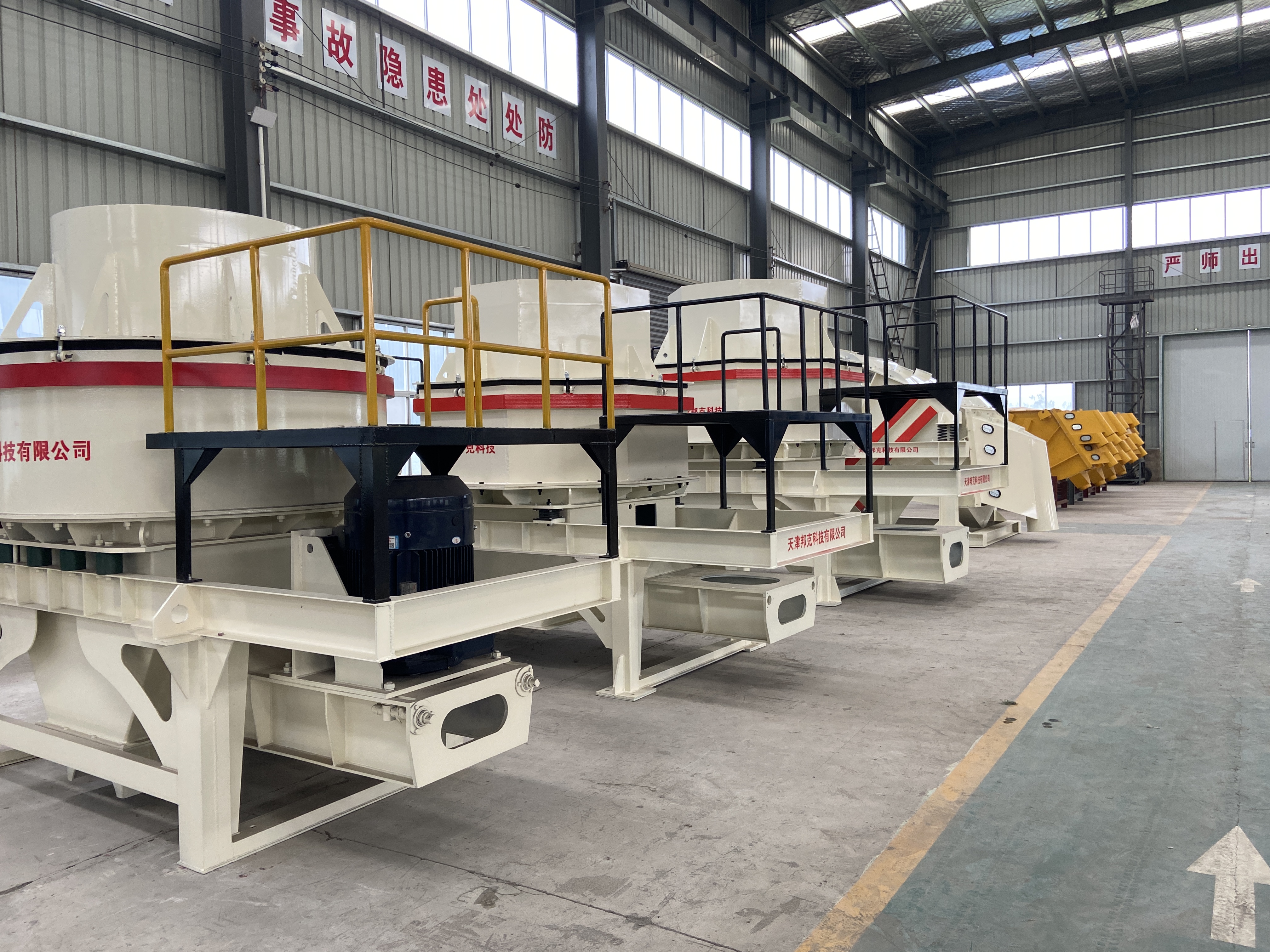 半成品摆放有序的车间