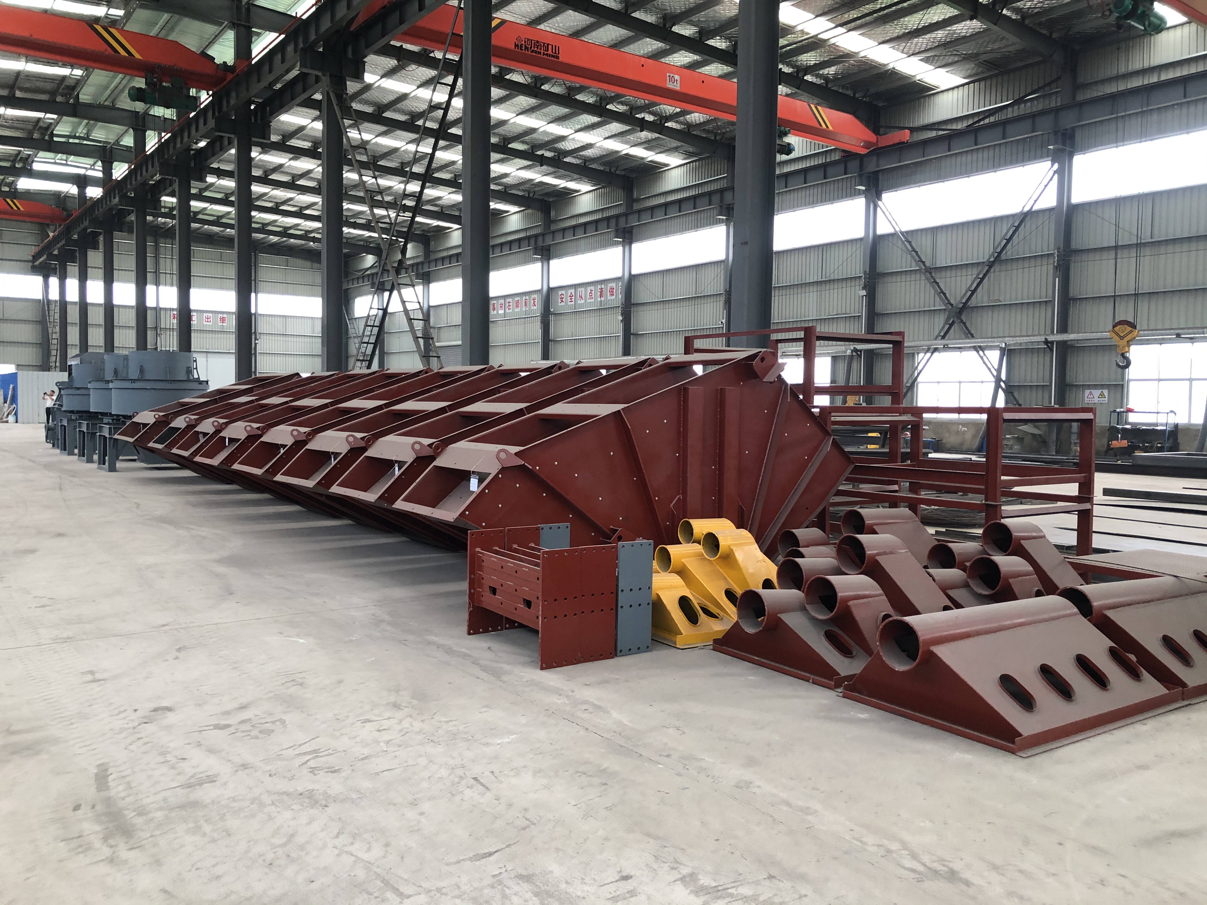 半成品摆放有序的车间