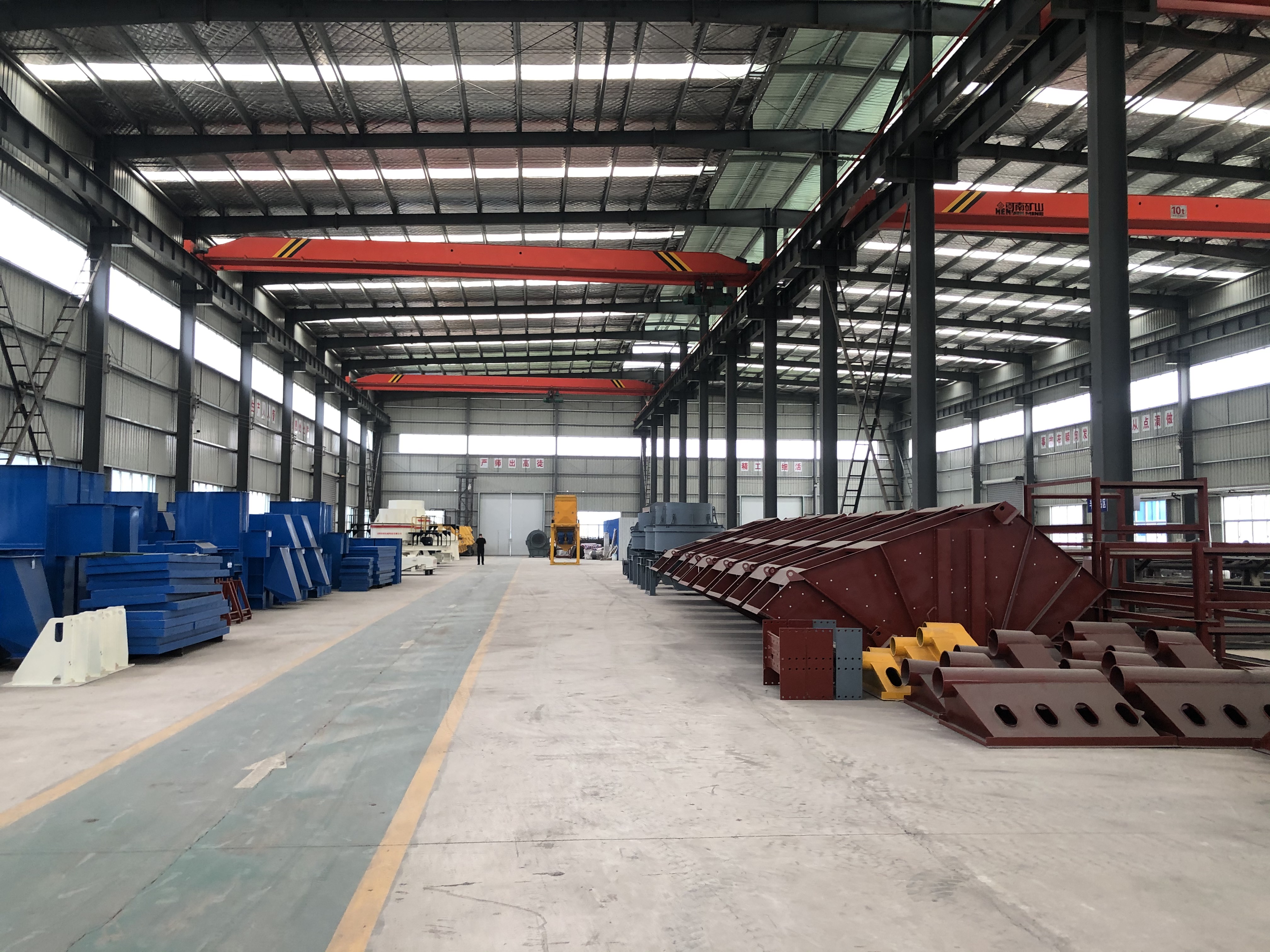 半成品摆放有序的车间